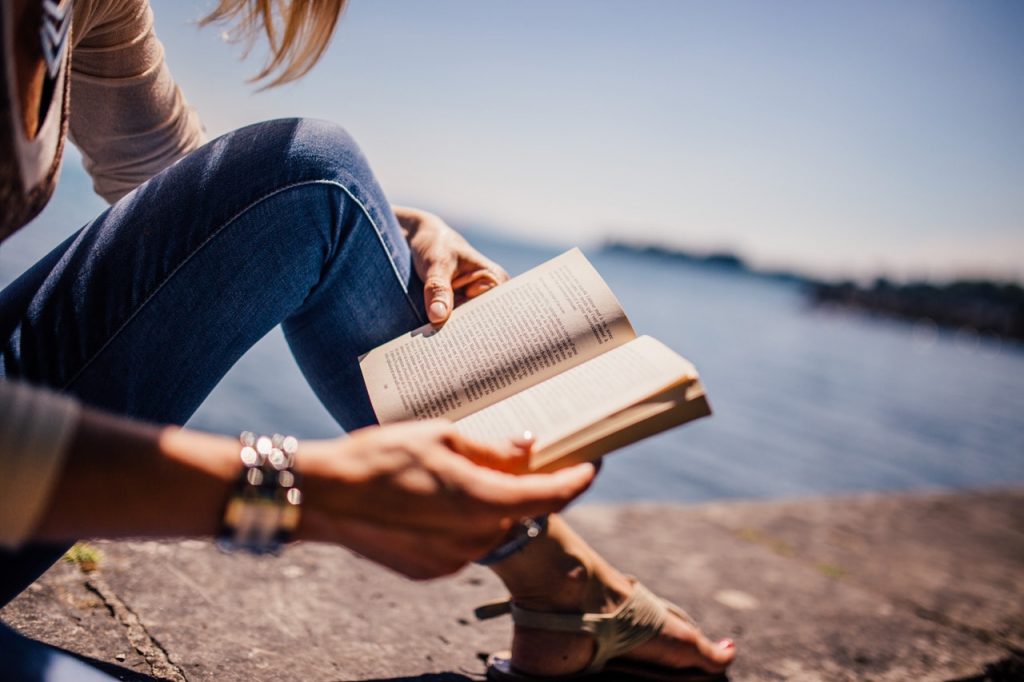 كتبِي المفضلة لعام 2026: رحلة فكرية عبر صفحات غيرت نظرتي للعالم